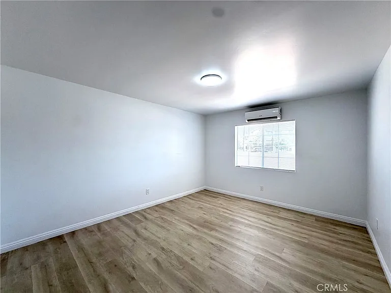 181 E 9th St — Photo 10