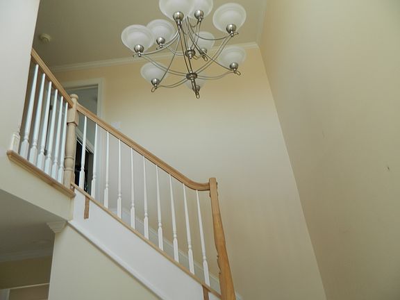 3rd image of 723 Fairview Ln
