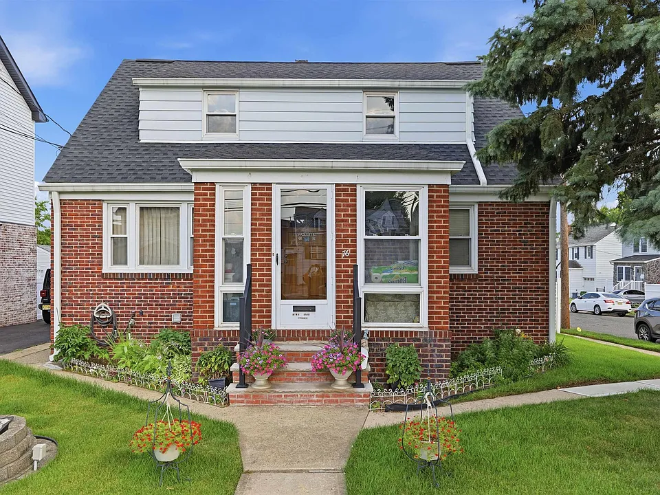 76 Schuyler Ave #2