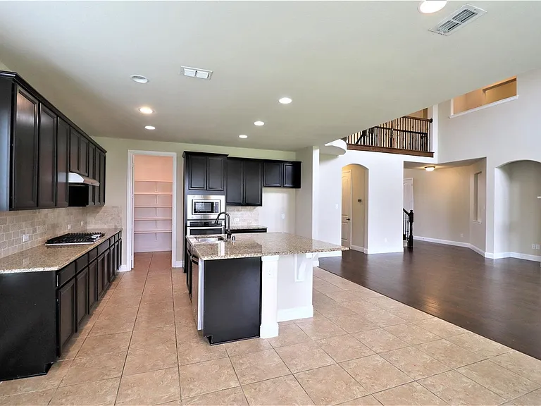 1156 Roma Dr — Photo 7