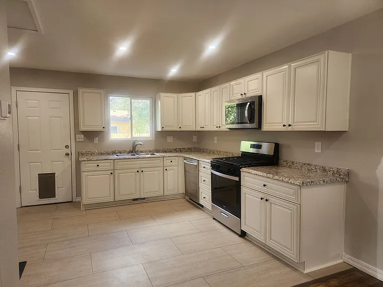 607 Lynn Ave — Photo 9