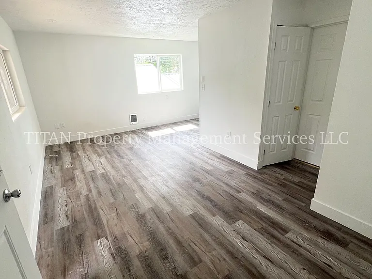 1135 13th St NE #4 — Photo 1