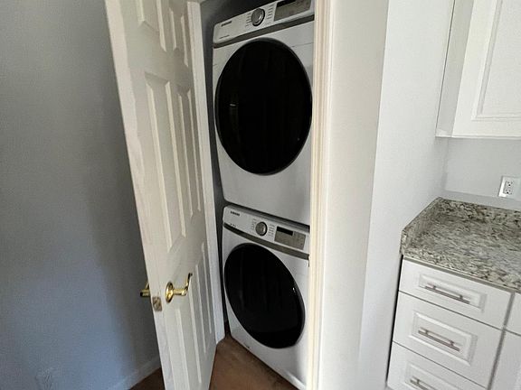 3rd image of 254 Gainsborg Ave E