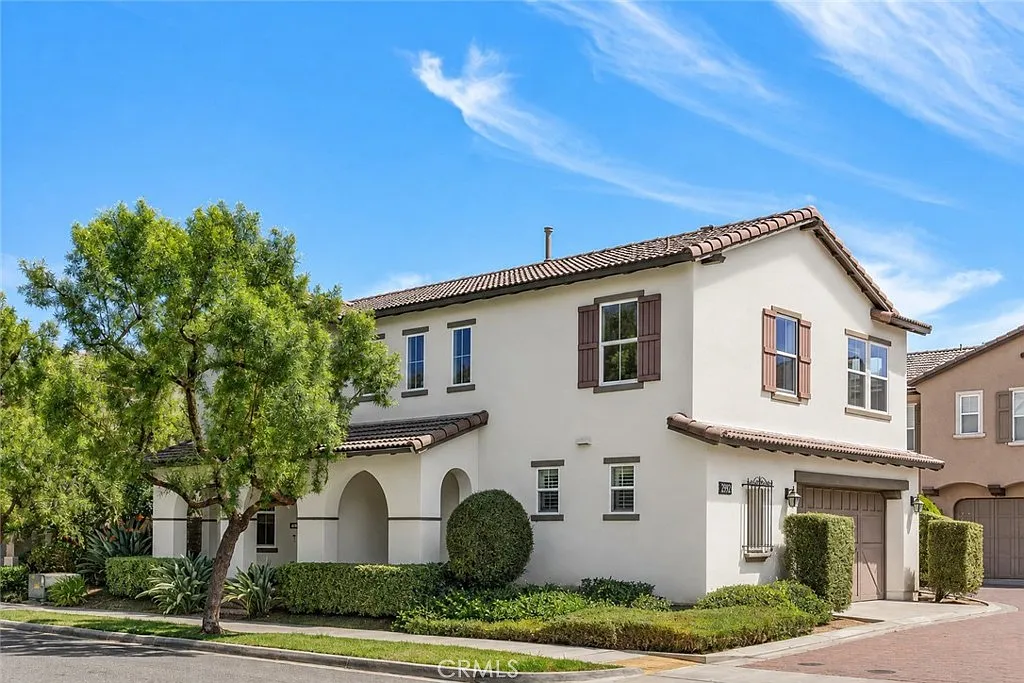 4 bed, 2.5 bath, 2059 sqft, $5,300 — Photo 1