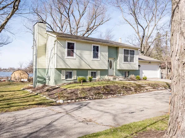 2585 Loon Lake Rd, Wixom, MI 48393