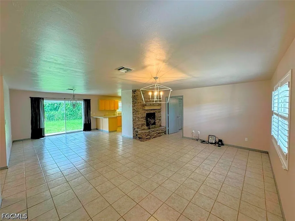 3 bed, 2.0 bath, 1500 sqft, $1,800 — Photo 3