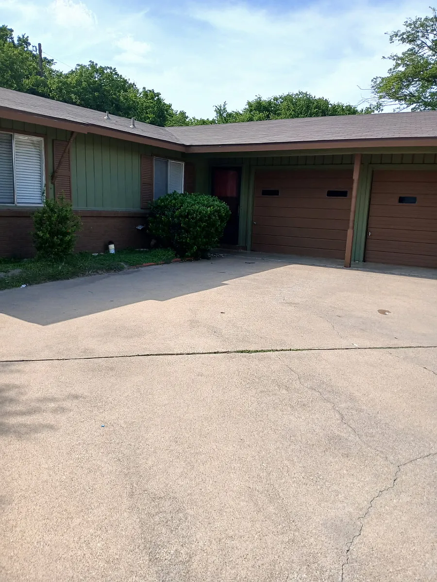 Building Photo - 1521 Meadow Dr