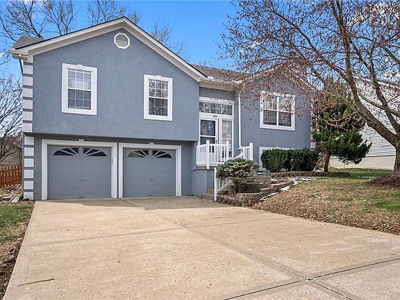 2nd image of 109 E Laredo Trl