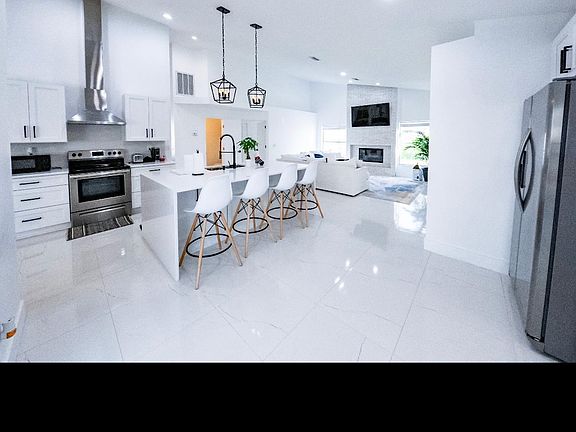 3rd image of 4855 Basswood St