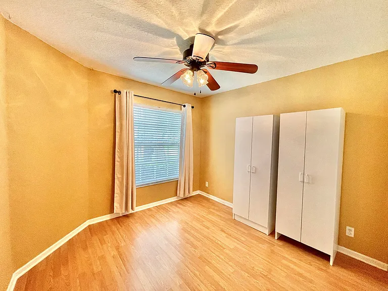 137 Canterbury Pl — Photo 32