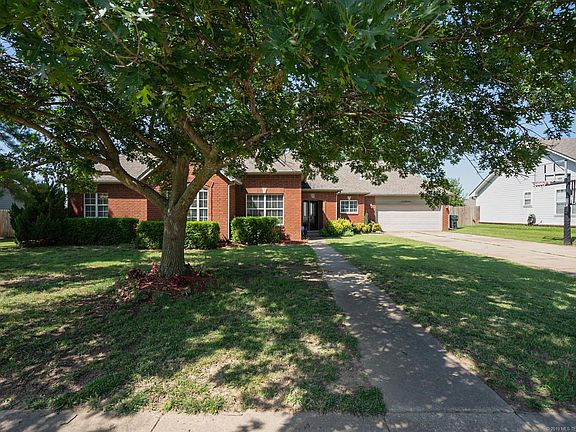 4th image of 2501 Westwood Dr