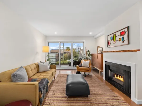 2336 Wall St #204, Vancouver, BC V5L 1B7