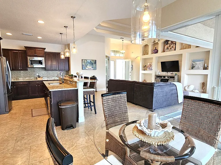 Dining room-kitchen