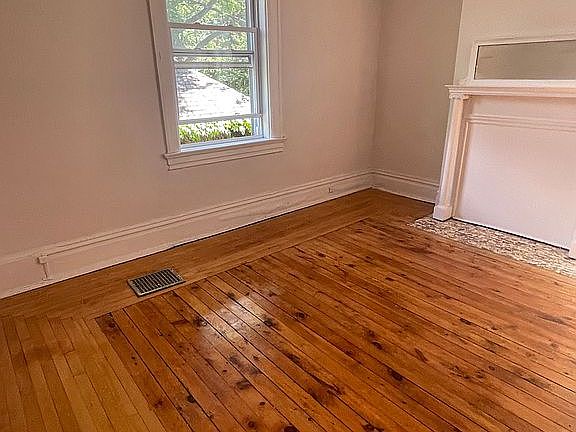 4th image of 5903 Wellesley Ave