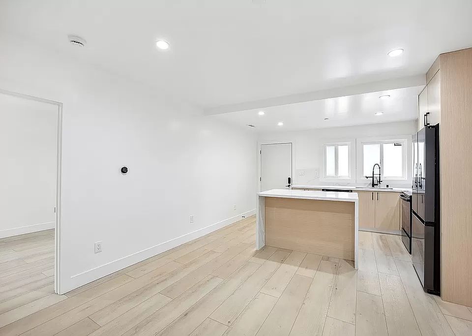 1st image of 19 Knoll Ln #L