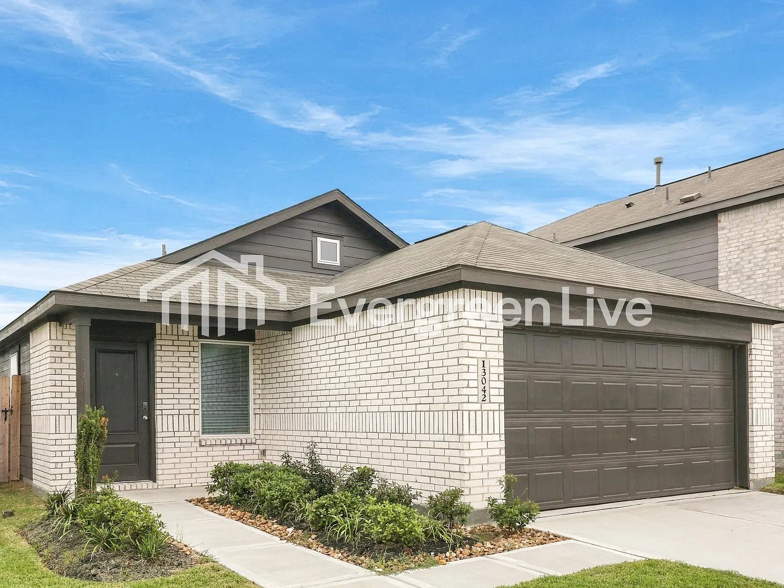 4 bed, 2.0 bath, 1607 sqft, $1,895 — Photo 2