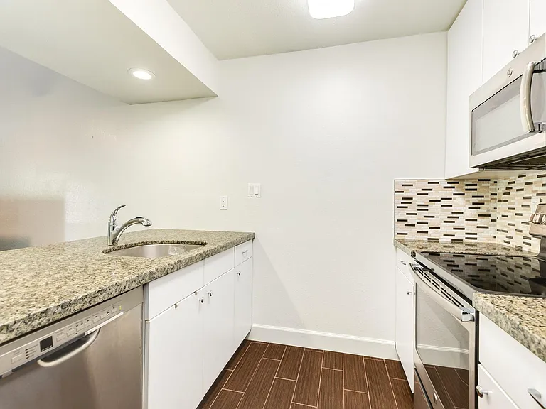 7098 N Holiday Dr — Photo 12