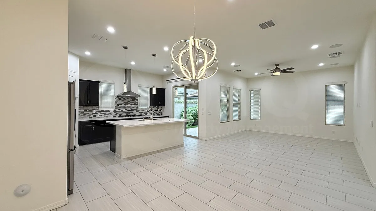 4 bed, 3.0 bath, 2591 sqft, $3,295 — Photo 4
