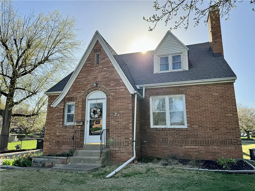 1906 N Vermilion St photo 1