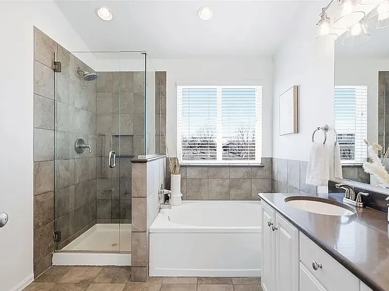 2043 King Way — Photo 16