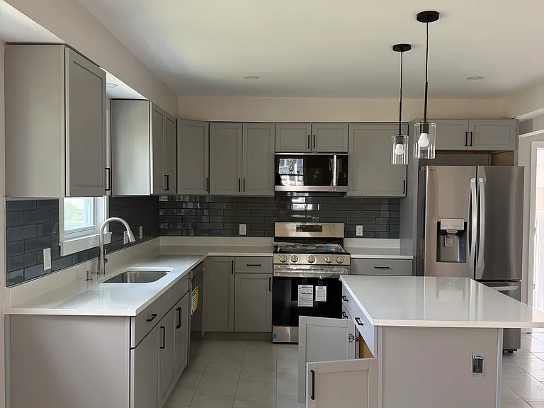900 Main St #1 — Photo 2