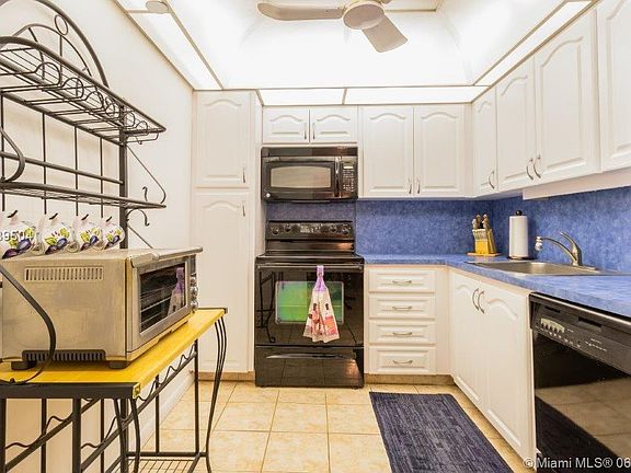 4th image of 1300 Saint Charles Pl Ph 14