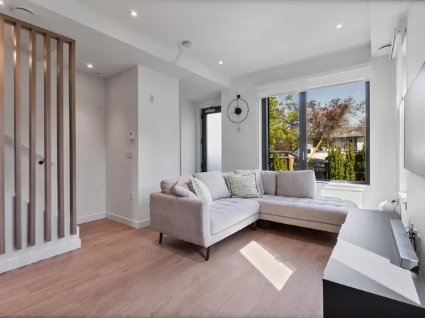 606 Foster Ave #209, Coquitlam, BC V3J 2L7
