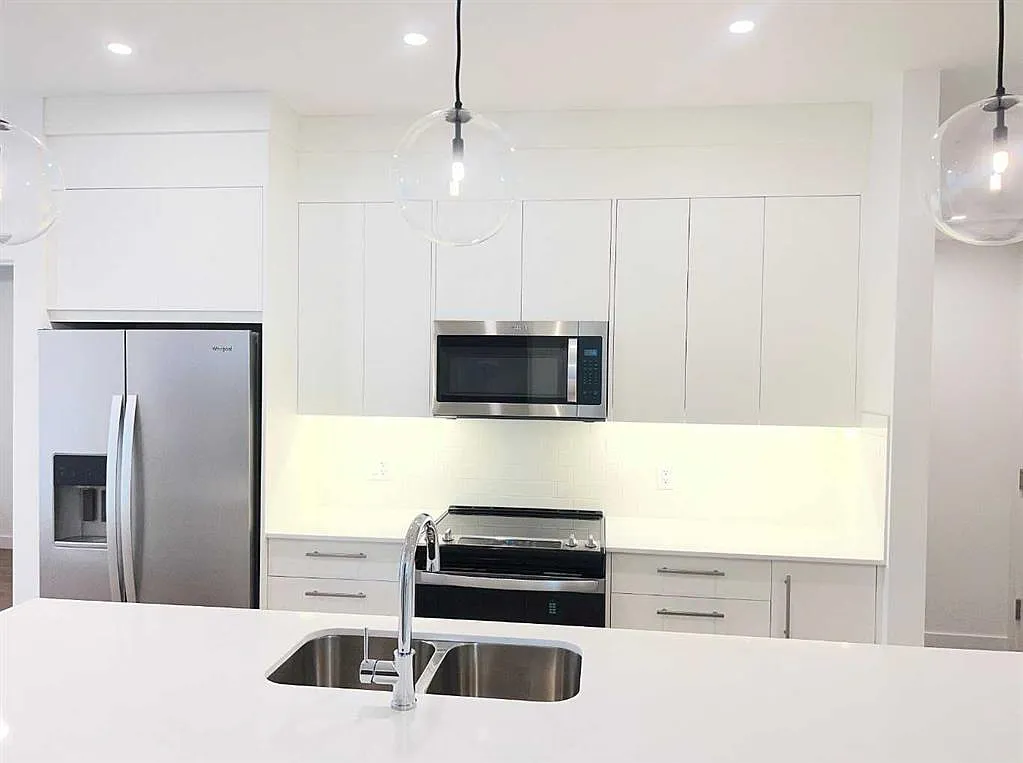 3 bed, 901 sqft, $2,000 — Photo 2