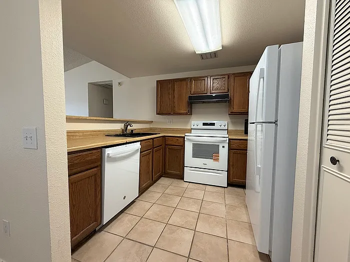 2126 N Villas Ln — Photo 5