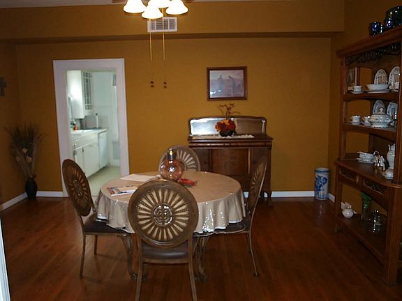 Formal Dining room, great for entertaining!