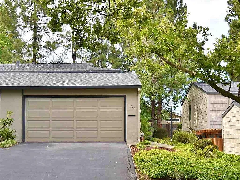 1716 Holland Dr — Photo 2