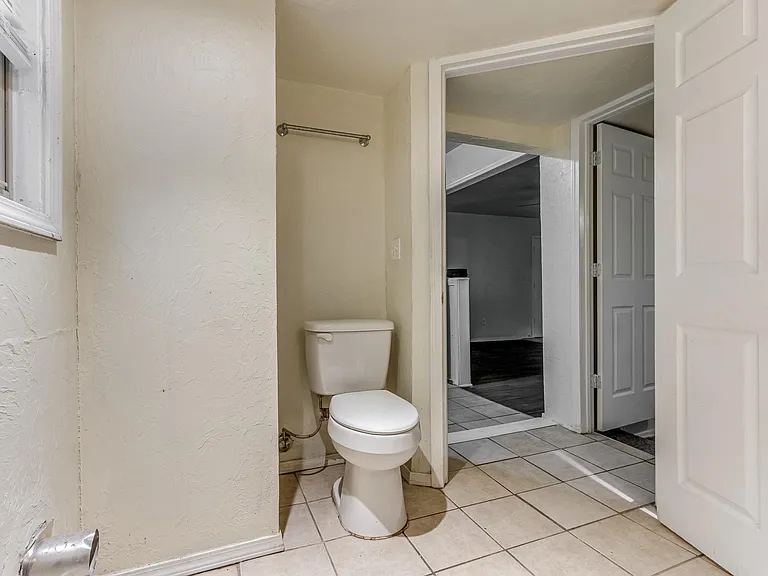 4205 NE 16th Ter — Photo 12