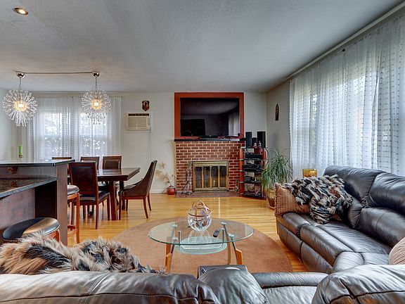 3rd image of 130 Barwick St