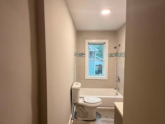 4th image of 308 Main St APT 10