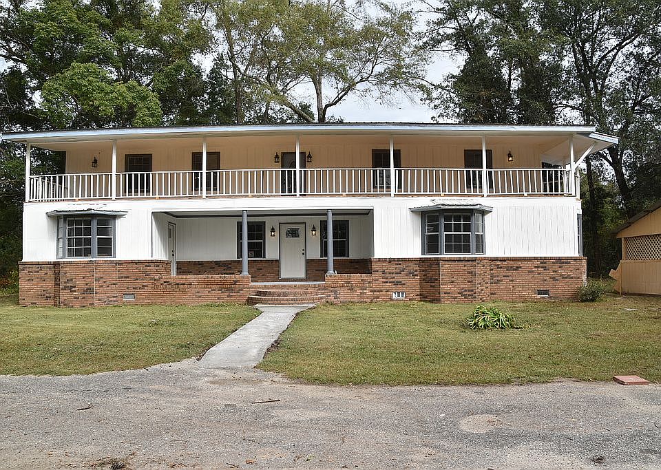 FROUNT OF HOUSE AND PORCH! 