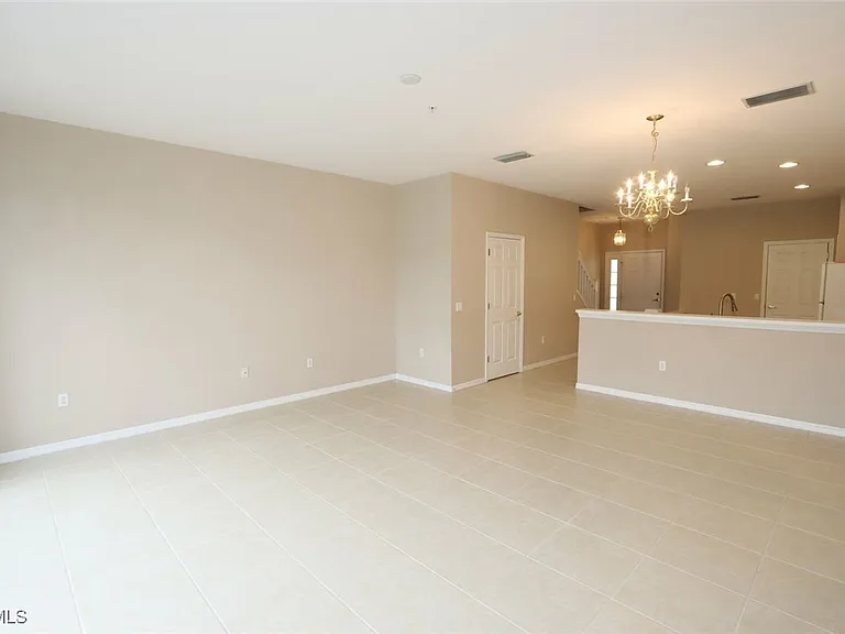1172 Oxford Ln #27 — Photo 9