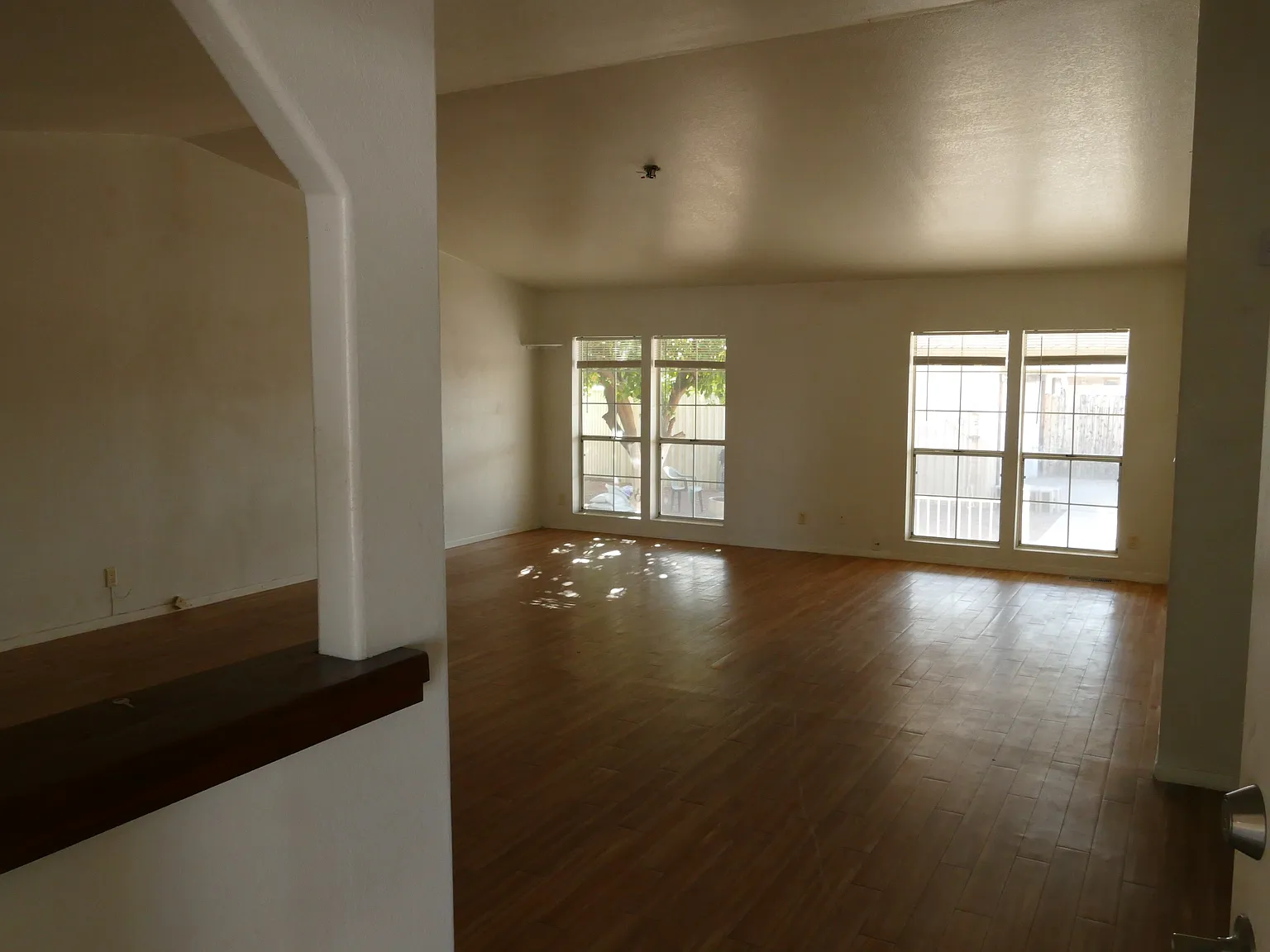 3 bed, 1949 sqft, $2,150 — Photo 2