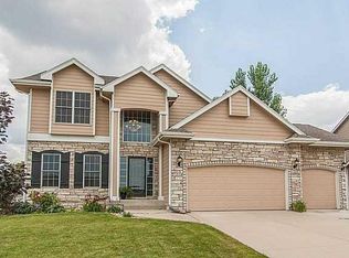 7318 Oakwood Dr, Urbandale, IA 50322