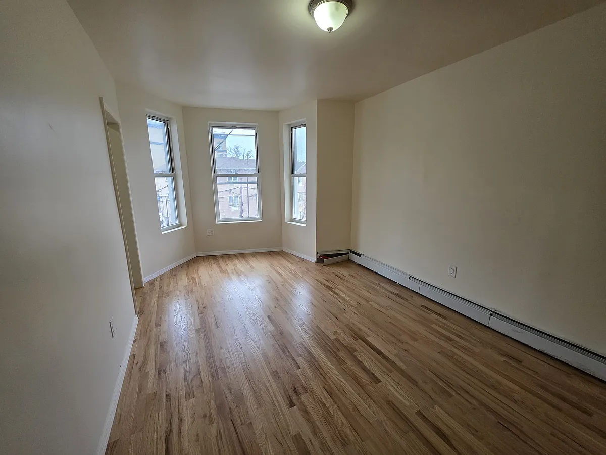 Building Photo - 804 E 169th St #3