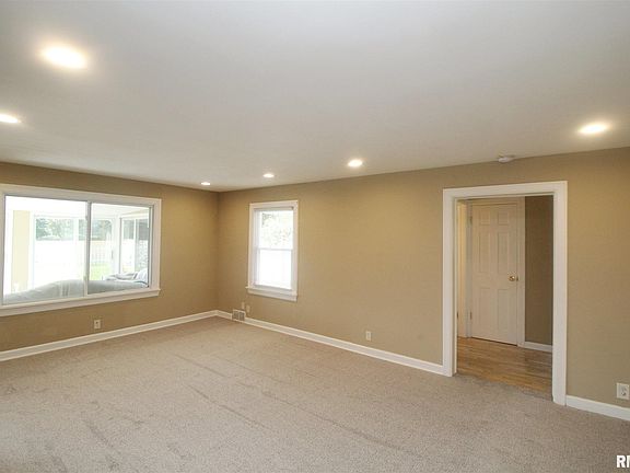 4th image of 1108 E Parkside Ln
