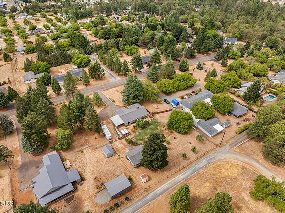 5th image of 221 Village Ln