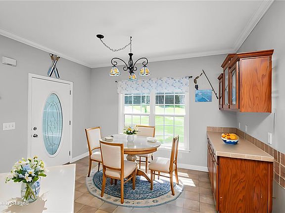 4th image of 308 S Lake Forest Dr