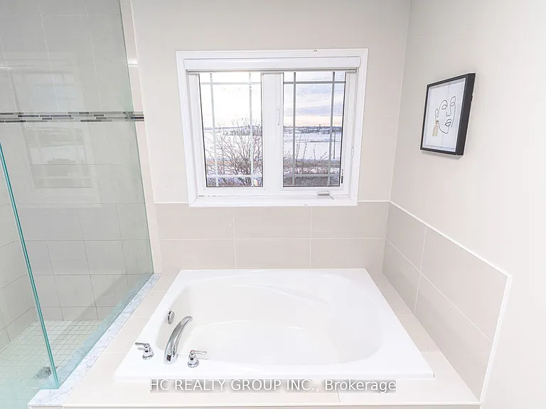 215 Armstrong Cres — Photo 16