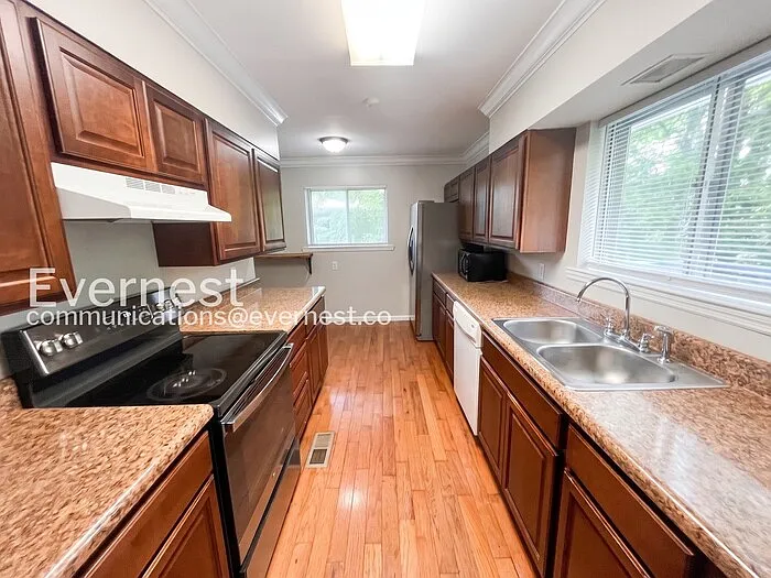 5526 Crestview Dr — Photo 9