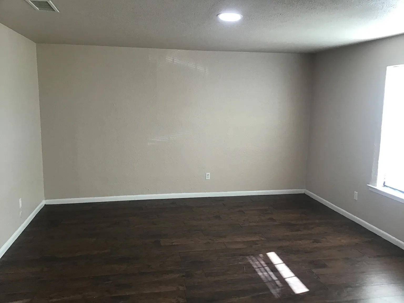 3 bed, 1.5 bath, 1300 sqft, $1,700 — Photo 2