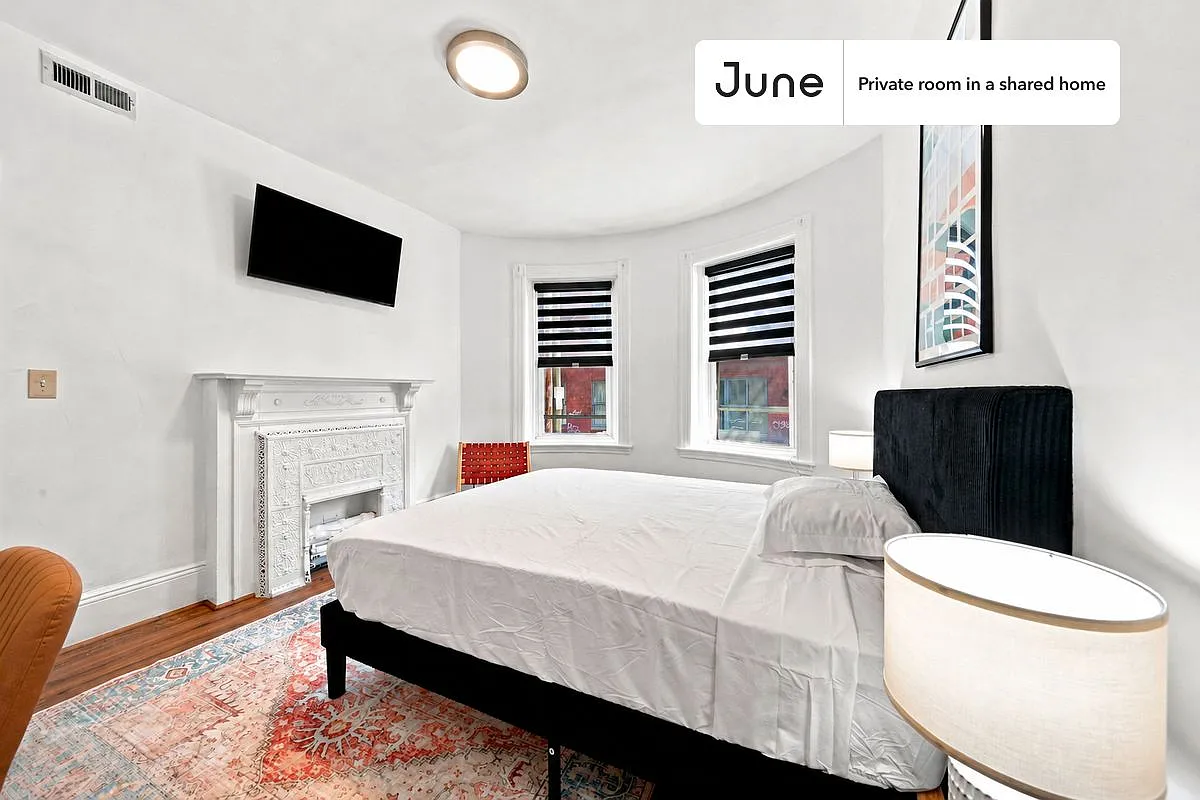 Full bedroom in 7 bed/2 bath home in Allston #834 A — Photo 2