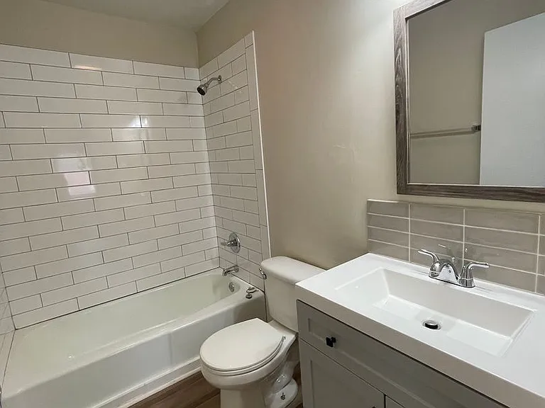 207 Charleston Ave — Photo 9