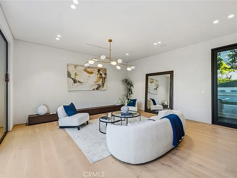 4900 Valjean — Photo 47