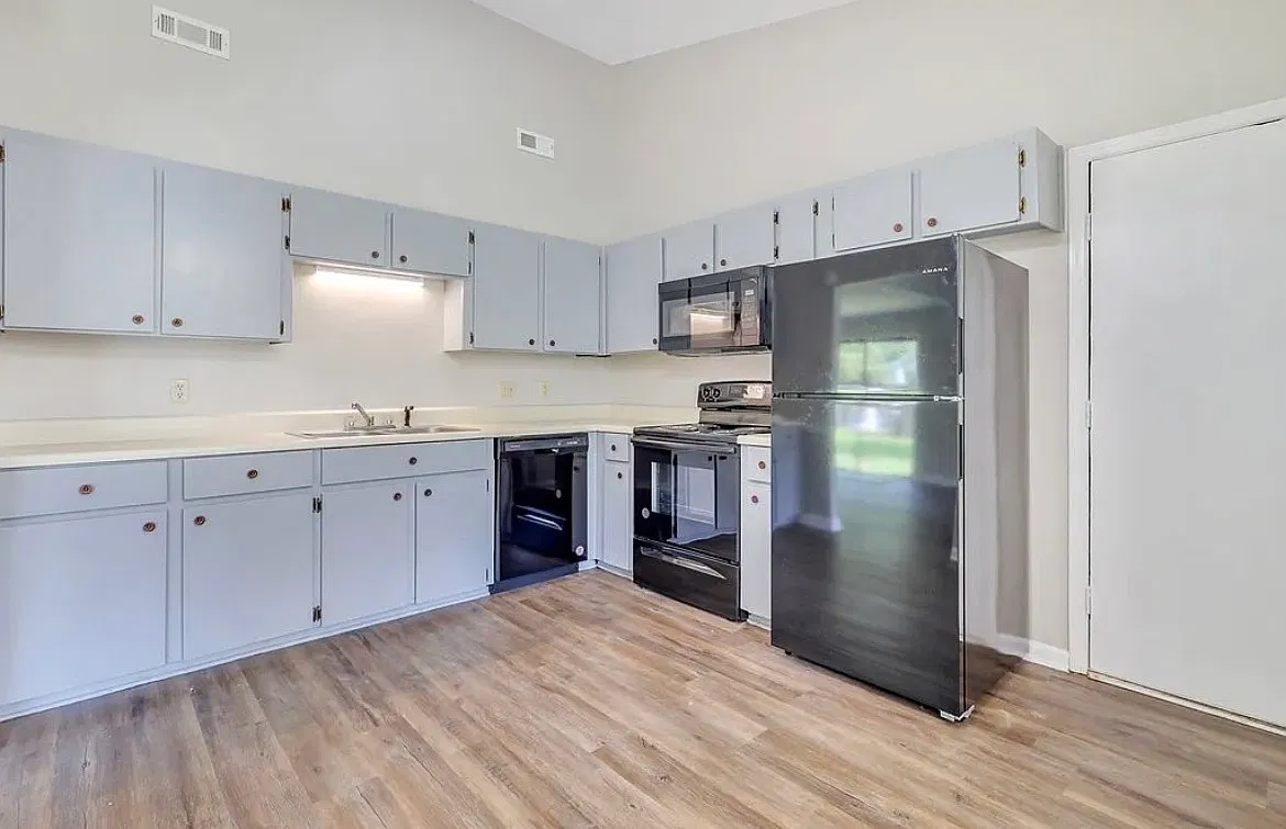 3 bed, 1284 sqft, $1,800 — Photo 2