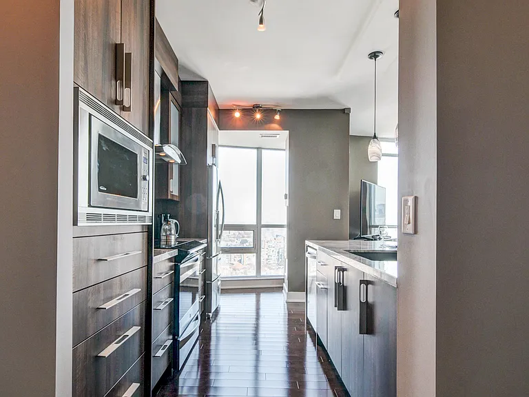 219 Fort York Blvd #LPH3702 — Photo 18